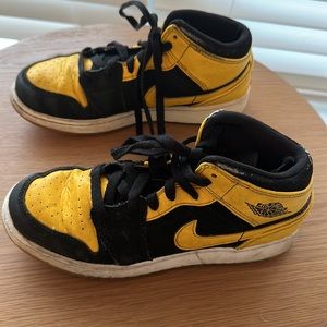 Youth air Jordan MID SE black and yellow size 4.5